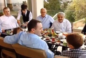 Baş nazir Rövnəq Abdullayevlə restoranda - Fotolar - Video