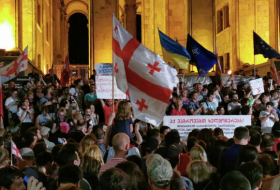    Tbilisidə etirazçılar Rusiya bayrağını yandırıblar   