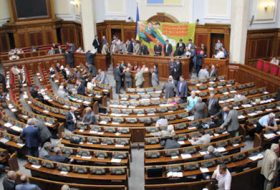 Parlament kürsüsü azad edildi