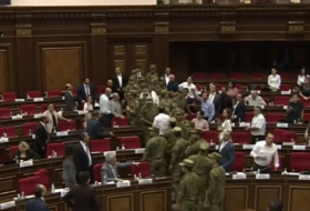    Ermənistan parlamentində dava    -Paşinyanın deputatını döydülər      