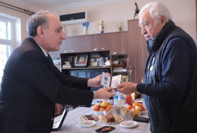 Baş prokuror İlyas İsmayılovla görüşüb medal təqdim etdi -    FOTOLAR   