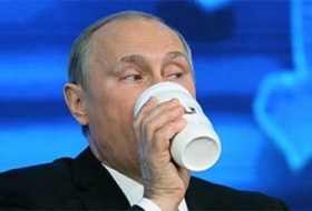    Lukaşenko da Putin kimi gizli termal fincan gəzdirir   